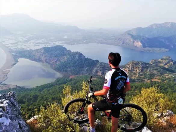 Cycliste à VTT admirant la vue panoramique sur la baie et les lagunes de Köyceğiz et Ortaca en Turquie avec Go Türkiye
