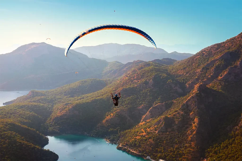 Parapente survolant les montagnes et la lagune turquoise d'Ölüdeniz à Fethiye depuis le mont Babadağ avec Go Türkiye