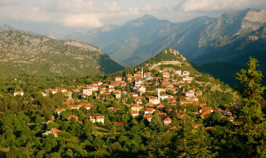 Vue panoramique du village pittoresque d'Ormana niché dans les monts Taurus en Turquie avec Go Türkiye